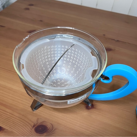 Bodum Glass Teapot with Sky Blue Lid and Red Knob Never Used - Picture 3 of 5